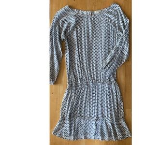 Short blue and white patterned dress